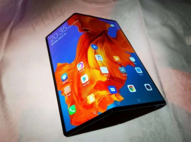 Huawei Mate X 1 620x463 - ادعای سران هواوی: گوشی منعطف میت ایکس مطمئن‌تر از گلکسی فولد سامسونگ!