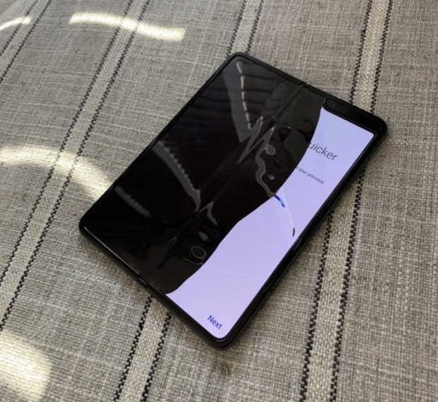 galaxy fold dispaly issue 696x639 620x569 - انتشار پاسخ رسمی سامسونگ درباره مشکل نمایشگر گلکسی فولد